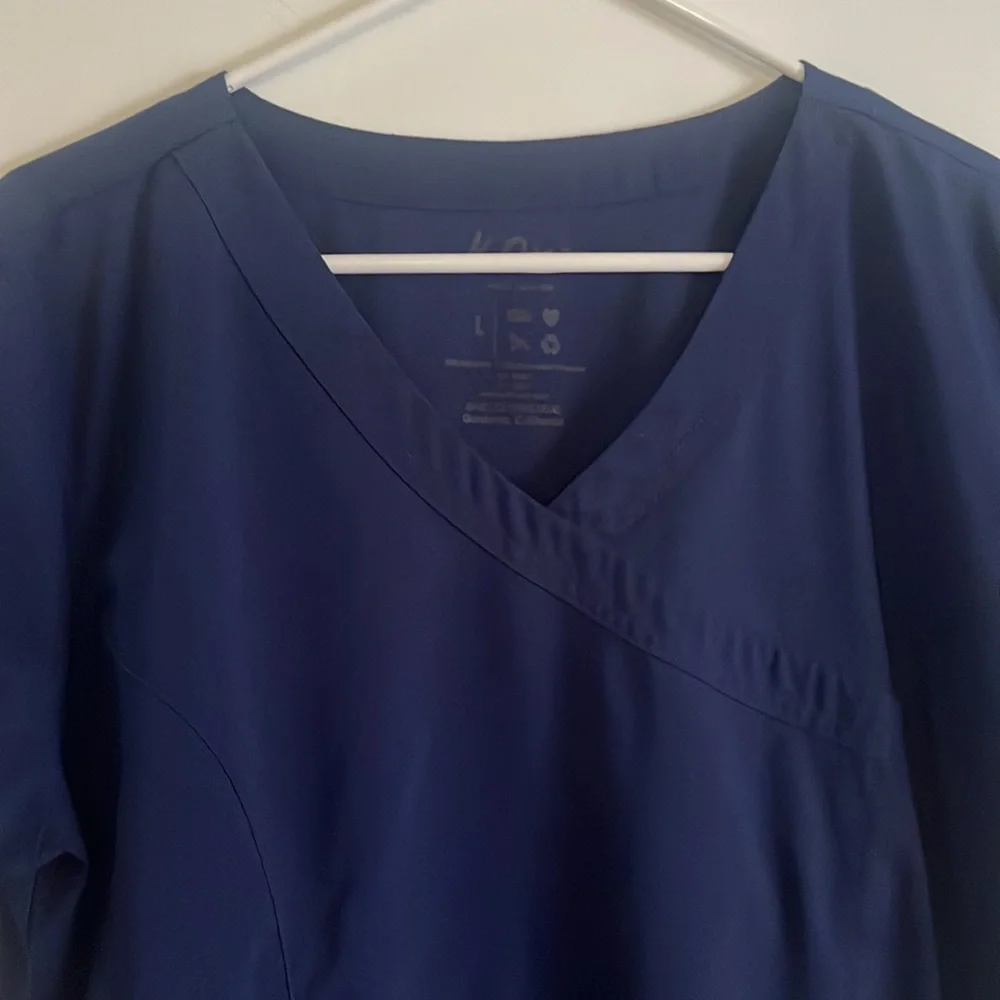 Bundle of 2 scrub tops and 1 scrub pants - Picture 4 of 16